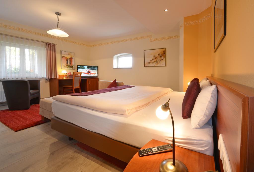 Landhotel Schwarzes Ross Steinsfeld Exterior foto